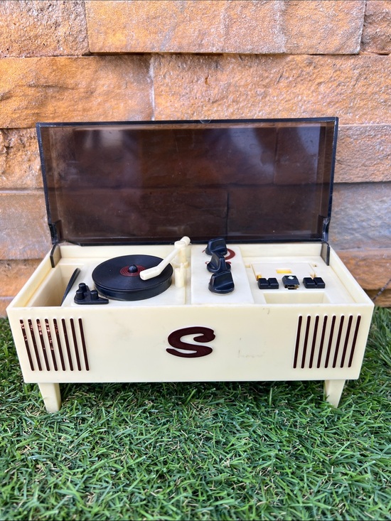 Pedigree Other - VINTAGE Sindy doll Record Player music center stereo radio 1970s *PLEASE READ!!